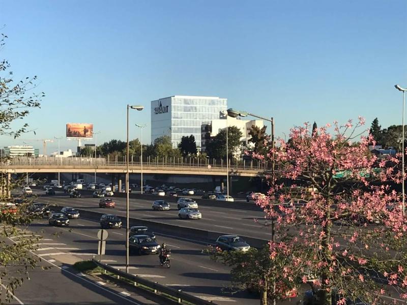 Un camión volcó luego de chocar a un auto cuyo conductor estaba dormido