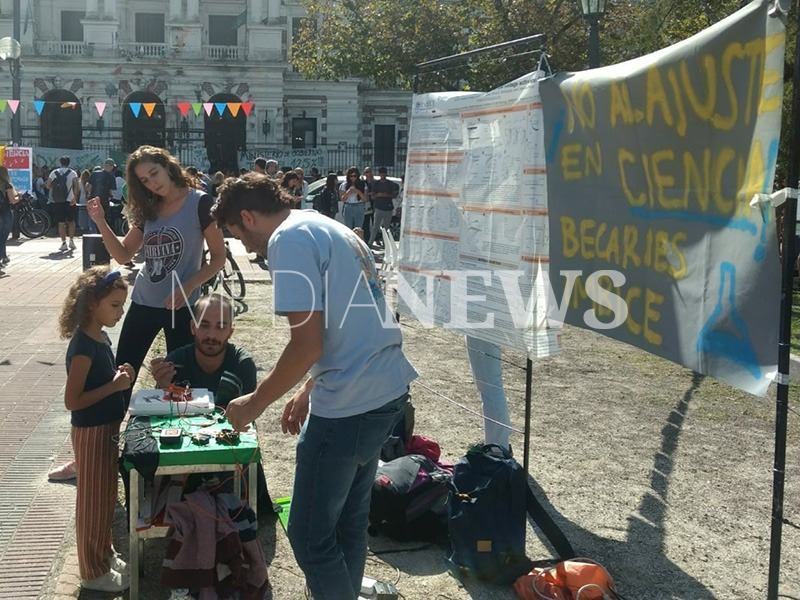 En el día del científico, investigadores del CONICET se manifestaron frente a gobernación