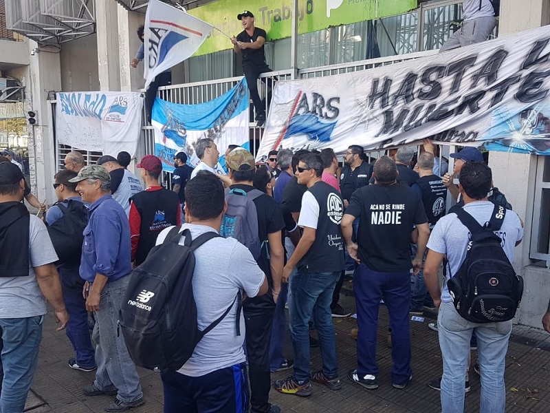 Trabajadores del ARS volvieron a marchar por el incumplimiento del gobierno provincial