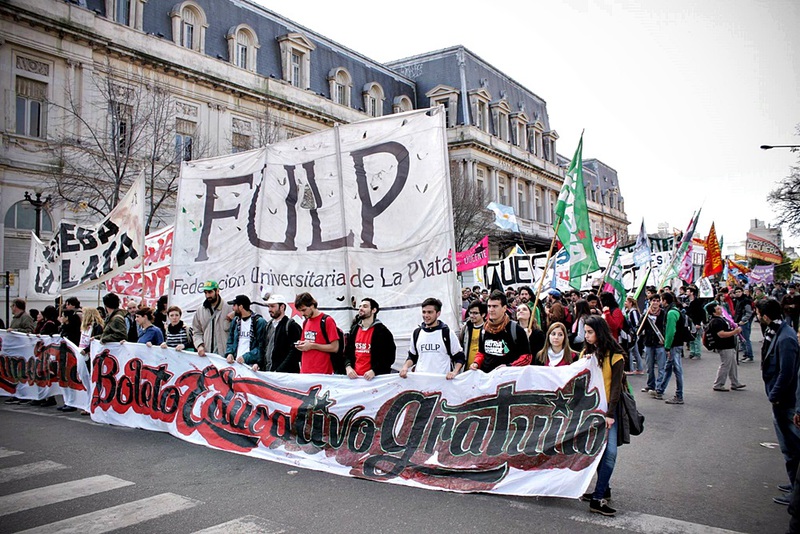 Estudiantes universitarios marchan por el boleto estudiantil