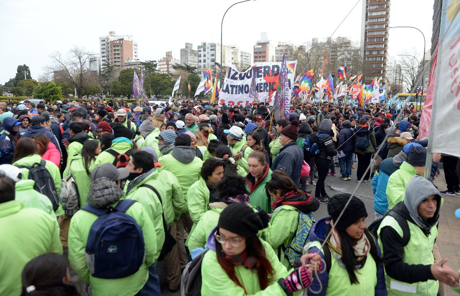 Gremios se manifestaron en Plaza Moreno y Gobernación contra la crisis económica