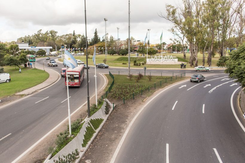 Organizaciones sociales realizan un corte en la bajada de la Autopista