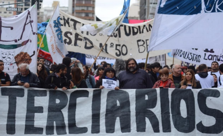 Docentes y universitarios marcharon por la ampliación del boleto estudiantil