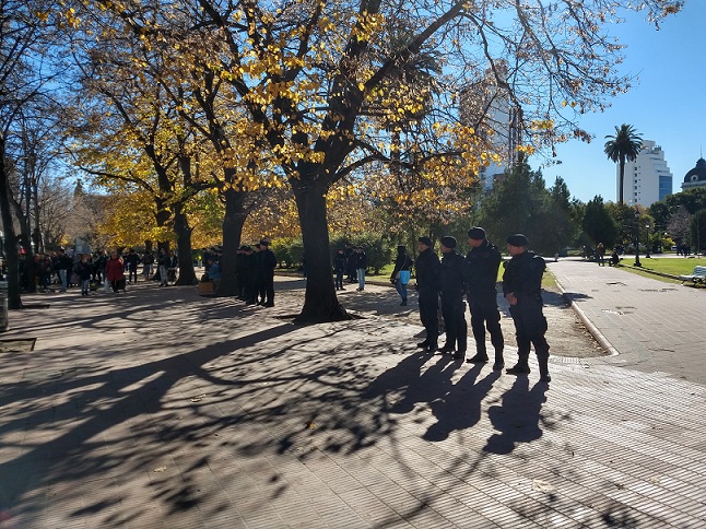 Vallada y llena de policías: así está plaza San Martín para sacar a los manteros