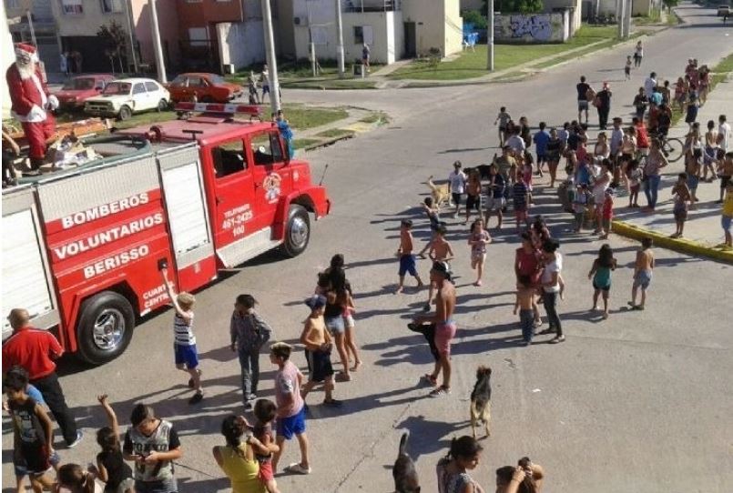 Los bomberos de Berisso recolectan caramelos para Papá Noel