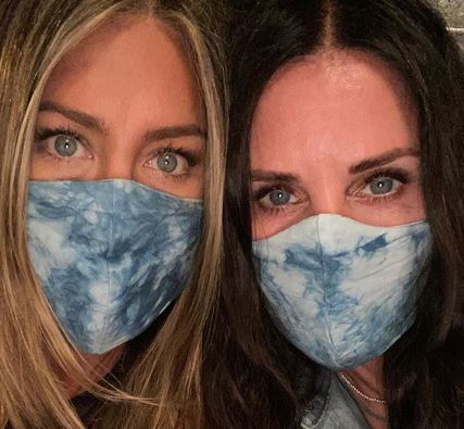 Jennifer Aniston compartió una foto junto a Courtney Cox con tapabocas