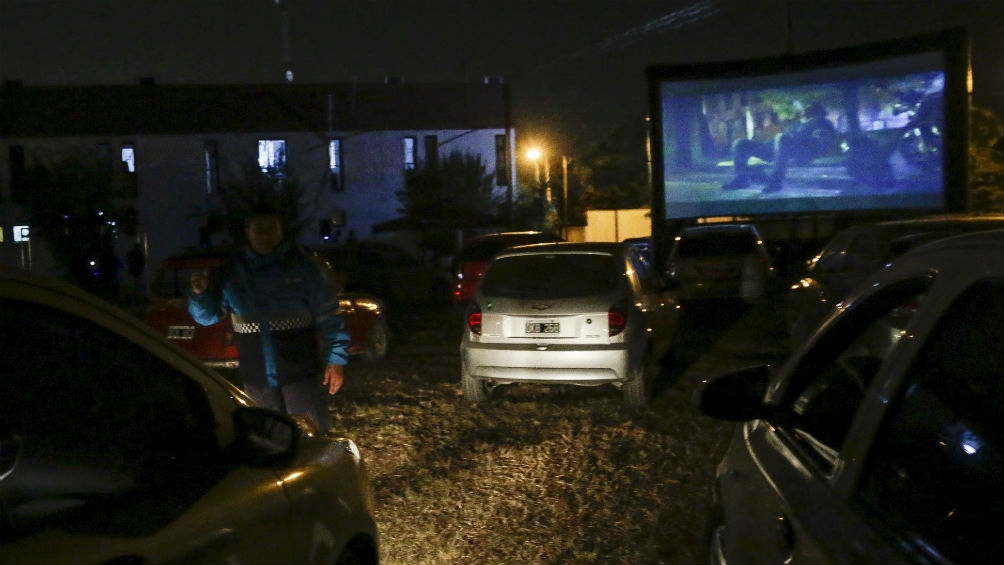 Más de un centenar de personas en la primera función del autocine en Tucumán