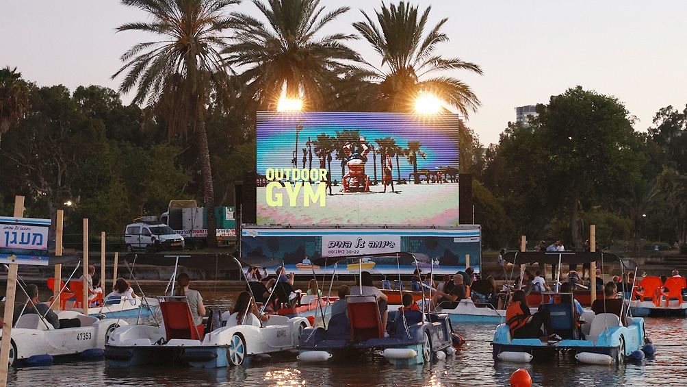 Ante el cierre de salas por el coronavirus, en Tel Aviv inauguran un cine flotante