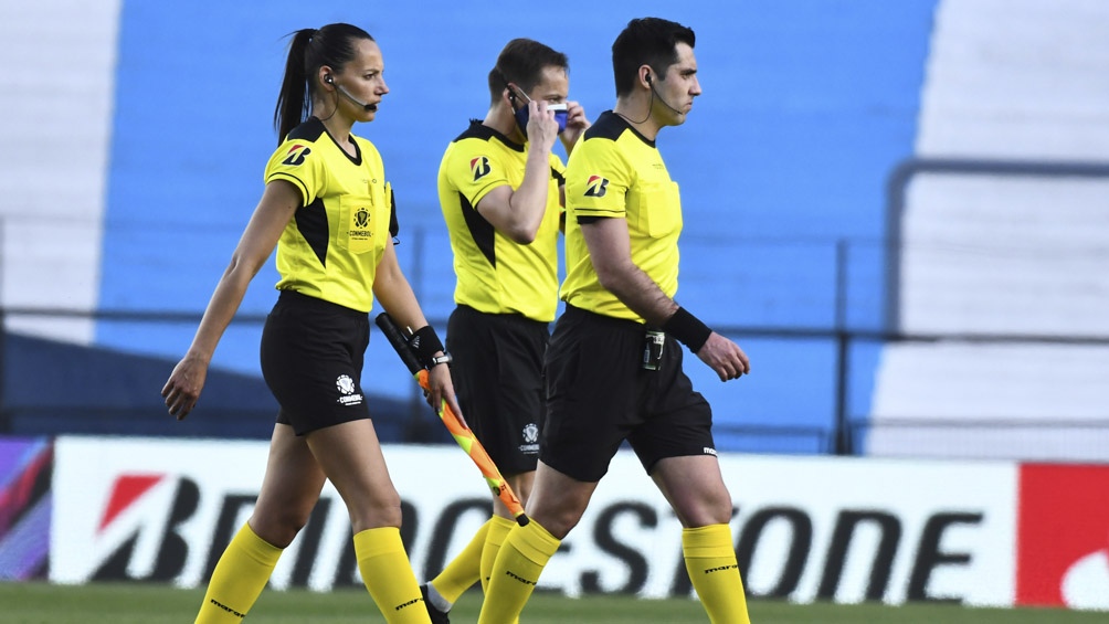 Califican de «histórico» que dos juezas de línea argentinas dirigieran en la Copa Libertadores