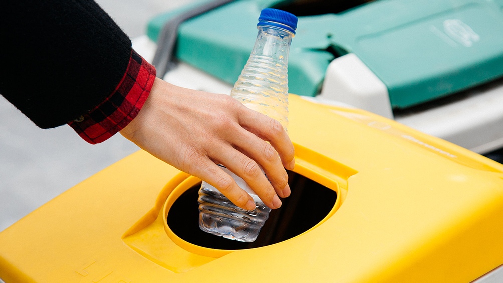 Ecobotellas Argentina, un emprendimiento para darle al plástico un destino limpio y solidario