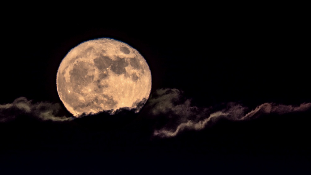 Dos estudios relevaron que la Luna contiene más agua de lo que se creía