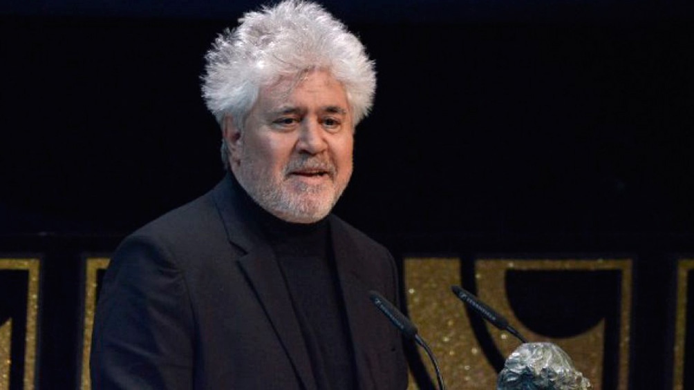 Almodóvar criticó a los gigantes de Hollywood por postergar grandes estrenos