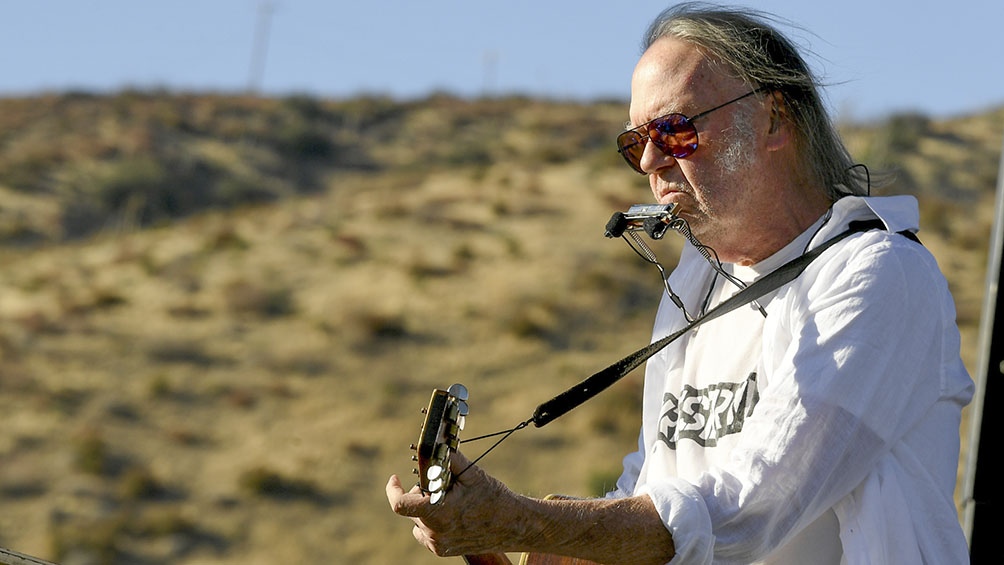 Neil Young: Los 75 años del indomable «caballo loco»