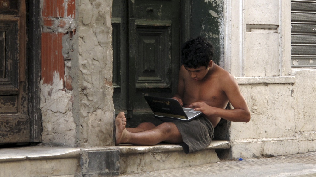 Unesco recomienda «promover la conectividad» para asegurar el acceso a la educación