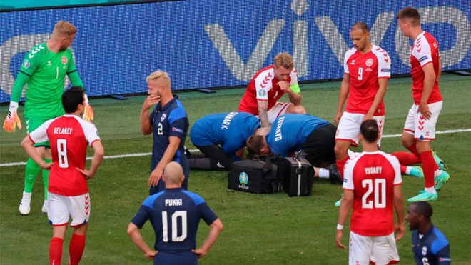 Un jugador danés se desplomó en un partido de la Eurocopa y recibió reanimación cardíaca