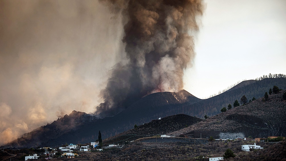 Tres bocas y dos «coladas» de lava activa en el sexto día de erupción del volcán