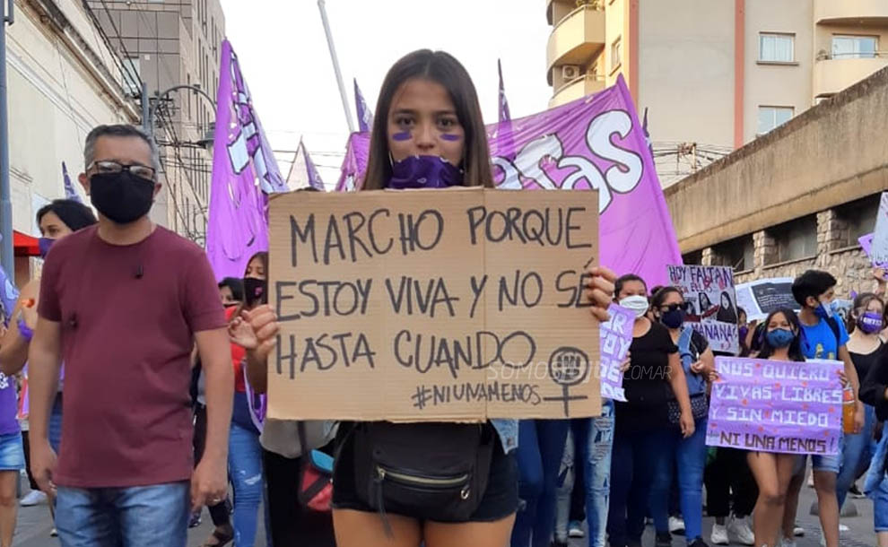 Marcha del colectivo Ni Una Menos en día contra la violencia sobre mujeres lesbianas y trans