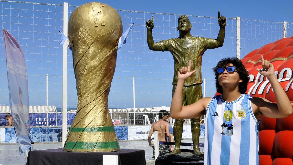 Messi con la tercera estrella tiene su primera estatua en Mar del Plata