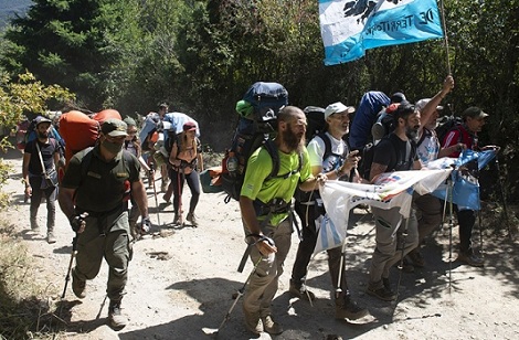 Comenzó marcha de organizaciones a Lago Escondido para denunciar «un enclave británico mafioso»