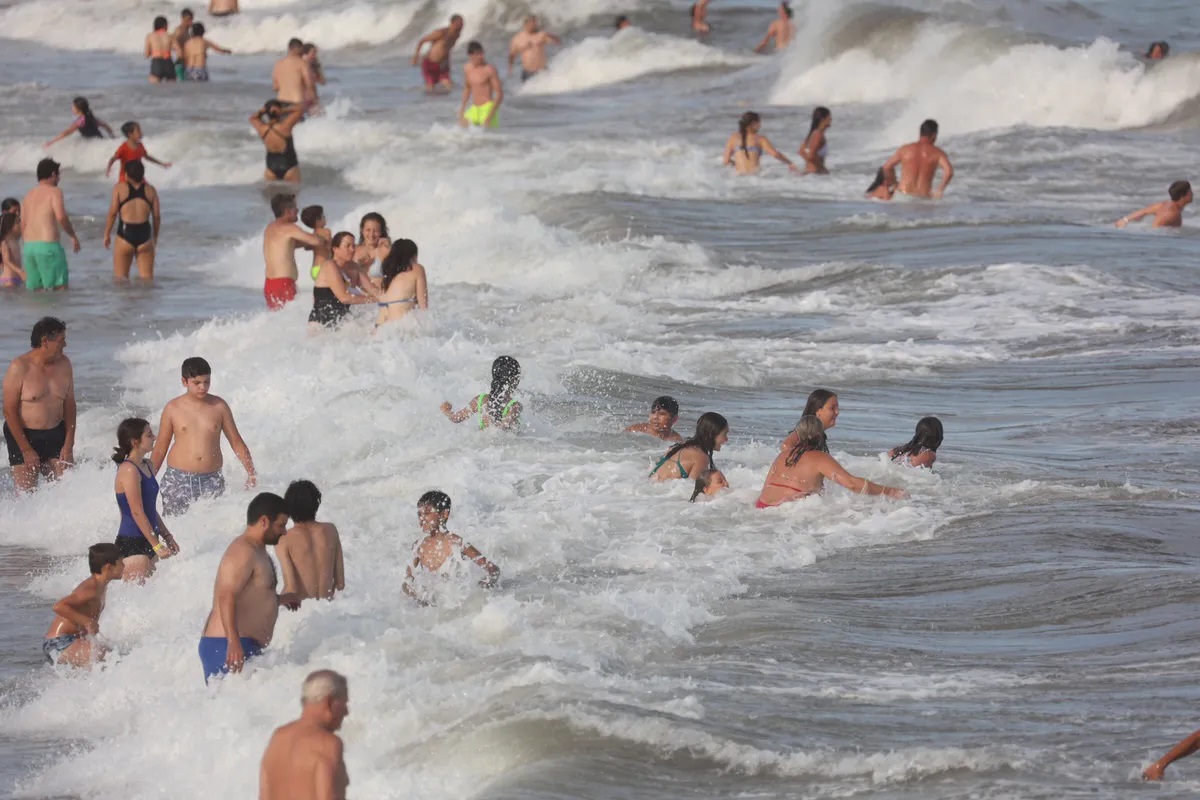 Pinamar: un turista está grave tras ser golpeado por una ola