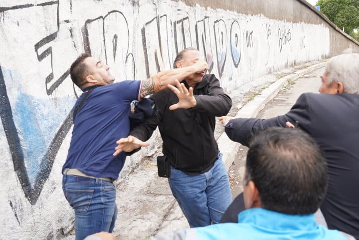 Trompadas y piedrazos a Berni en protesta por crimen de colectivero