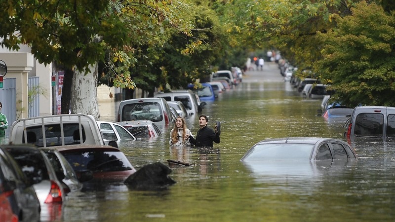 A 10 años de la inundación de La Plata, Gabriel Prósperi instó a “abrazar cada vecino” y criticó “las miserias” de la política