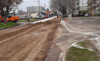 La Plata: El Municipio coloca nuevo asfalto en tramos clave de zona sur