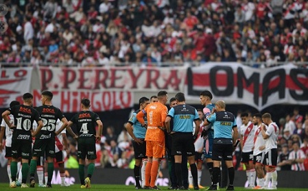 Un hincha de River «cayó al vacío» y falleció durante el partido ante Defensa y Justicia