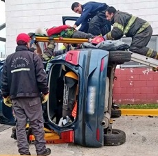 INSOLITO!!! Lanús: Volcó el auto en la prueba de manejo àra sacar la licencia de conducir