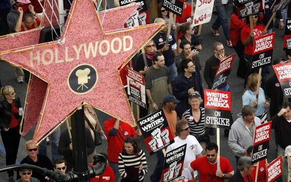 Los guionistas de Hollywood consiguieron mejoras y le pusieron fin a la huelga