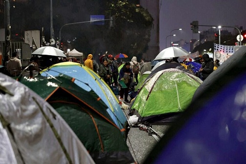 La Unidad Piquetera inició acampe bajo la lluvia en la 9 de Julio, en una jornada de protestas con cortes, quema de neumáticos y carteles que dicen: «Tolosa y Massa = Hambre»