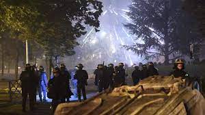 Lanzan auto en llamas a casa de alcalde de Francia en otra noche de protestas por crimen de joven