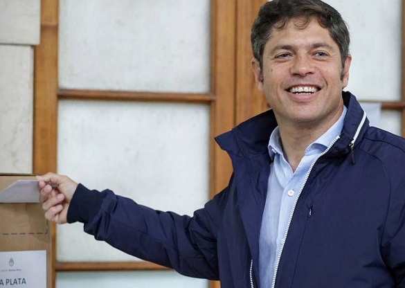 Kicillof sufragó en La Plata y llamó a «votar con amor y felicidad» más allá de las «expresiones de odio»