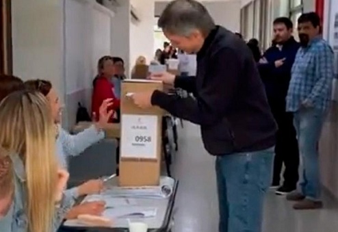 El santacruceño Máximo Kirchner llamó al electorado a expresarse con «fe y esperanza» al votar en Tolosa, La Plata