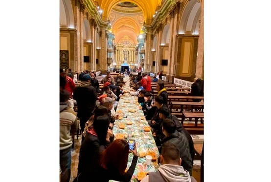 El arzobispo de Buenos Aires García Cuerva armó un comedor popular en la Catedral a metros de la Rosada