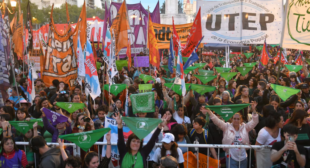 Marcha feminista a Casa Rosada en el Día Mundial contra la Violencia de Género: Rechazo a las políticas de Milei