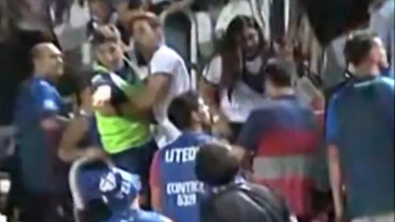 Batalla entre hinchas y jugadores de Vélez luego de la derrota por Copa Argentina