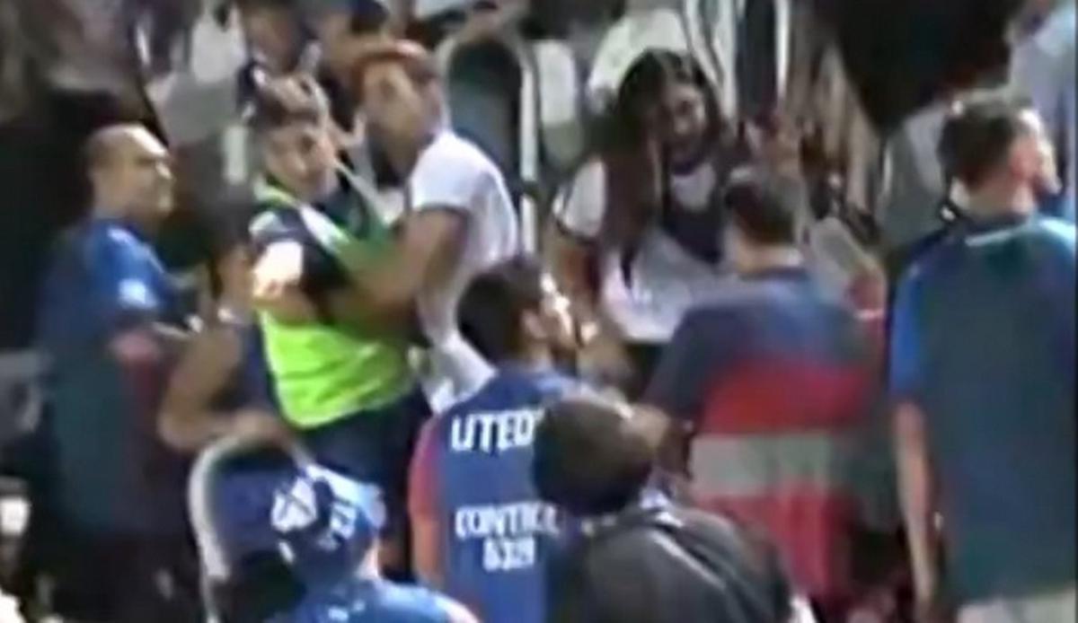 Batalla entre hinchas y jugadores de Vélez luego de la derrota por Copa Argentina