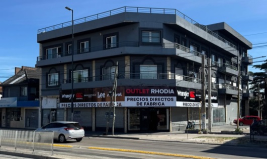 En Quilmes está outlet de ropa Rhodia «el más grande de la zona sur» del Conurbano bonaerense