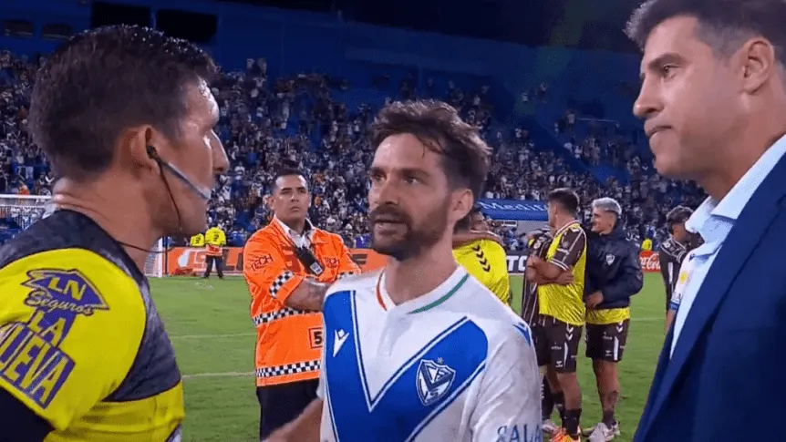 Sebastián Domínguez y el árbitro Andrés Merlos protagonizaron un tenso momento luego de la derrota de Vélez: