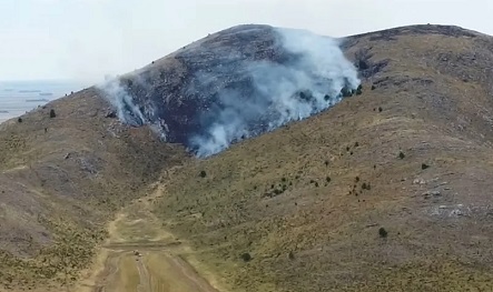 Tornquist | Sierra de la Ventana: Incendio en el  cerro Estancia Chica, trabajan unos 25 bomberos de varios destacamentos