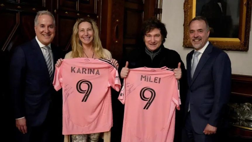 Milei recibió una camiseta firmada por Messi: