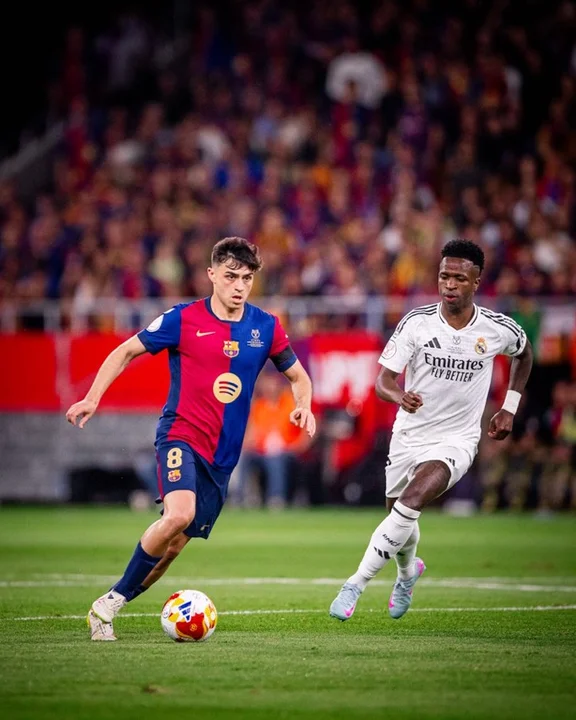 Barcelona y Real Madrid se enfrentan con La Liga en juego