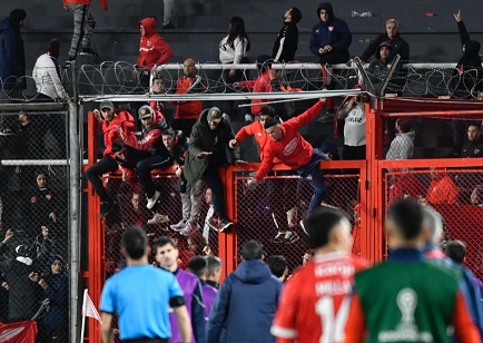 Partido de Independiente y la U. de Chile por Sudamericana fue suspendido por violencia entre las hinchadas: 10 heridos y 90 detenidos 