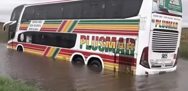 Tormenta de Santa Rosa: un micro quedó varado en la Ruta 5