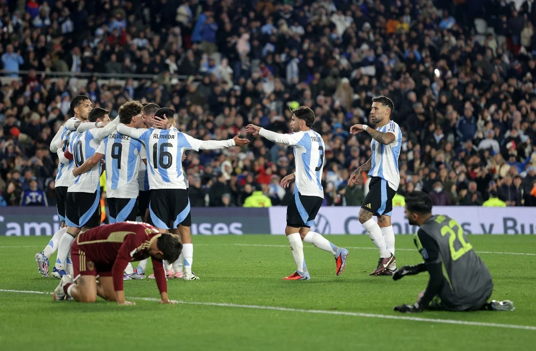 Con dos goles de Messi Argentina derrotó a Venezuela