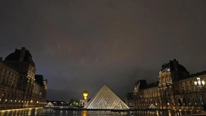 Reabrió el Louvre tres días después del robo de joyas
