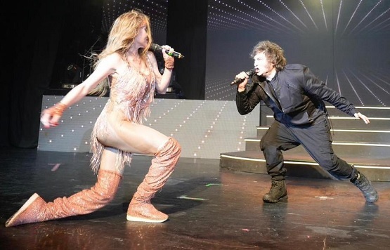 Milei visitó a Fátima Flórez en su show en Mar del Plata y cantó el Rock del Gato