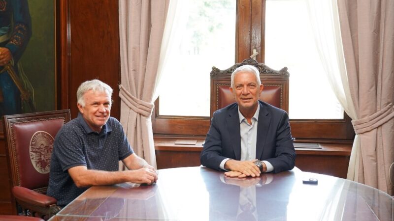 El intendente Carlos Balor de Berazategui mantuvo un encuentro con su par de La Plata, Julio Alak en el Palacio municipal de calle 12
