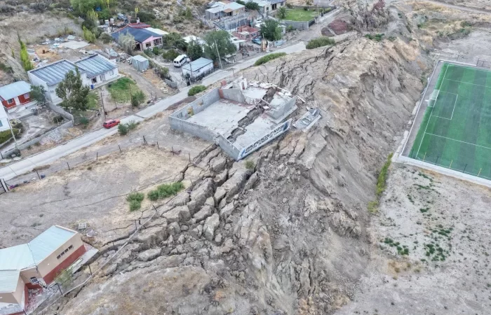 En Comodoro Rivadavia un deslizamiento de tierra obligó a evacuar a más de 90 familias